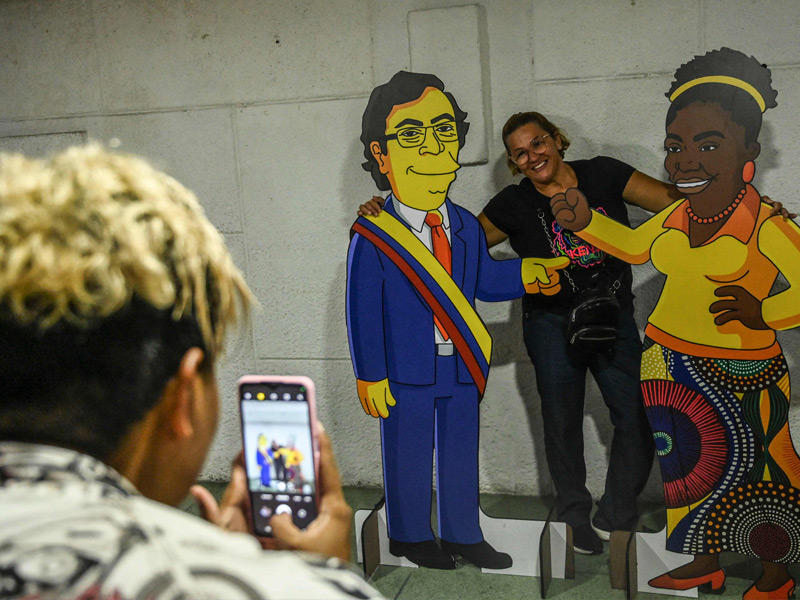 فنزويلية تتصور مع مجسمين كاريكاتوريين لبيترو ونائبته t(أ ف ب)