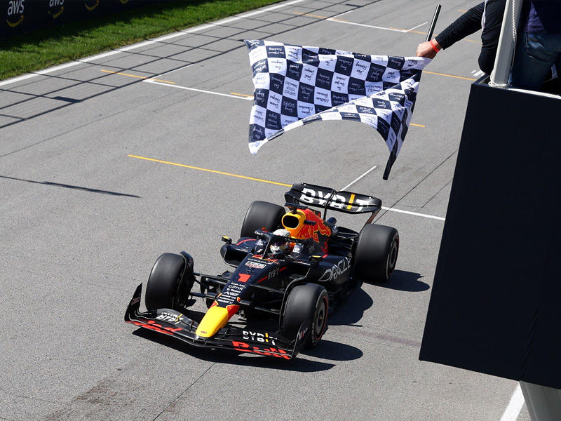  سائق ريد بول الهولندي ماكس فيرستابن لحظة عبوره خط النهاية