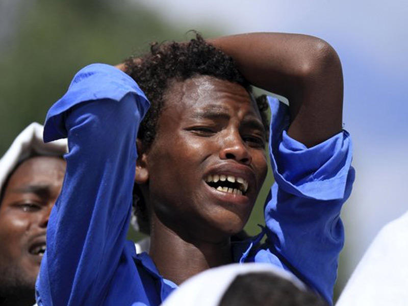 رجل حزين خلال مراسم جنازة دينكا شالا