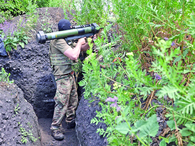 جندي أوكراني يستعد لإطلاق صاروخ محمول في أحد المواقع المتقدّمة في دونيتسكt (أ ف ب)