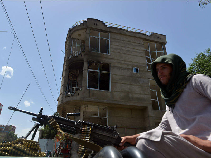 مقاتل من طالبان يقف في حراسة أمام معبد للسيخ بعد هجوم شنه مسلحون في كابول في 18 يونيو 2022