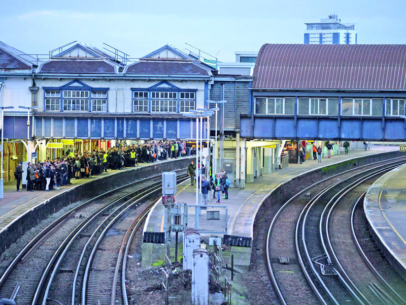 محطة سكة الحديد في لندن أثناء إضراب أكثر من 50 ألف عامل خلافا بشأن الأجور 