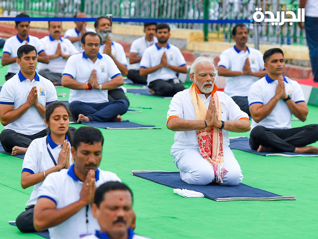 مودي مؤدياً «اليوغا» مع مئات الأشخاص في حدائق قصر ميسورو