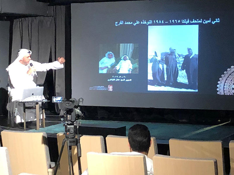 أستاذ الانثربولوجيا وعلم الآثار بجامعة الكويت د. حسن أشكناني أثناء المحاضرة