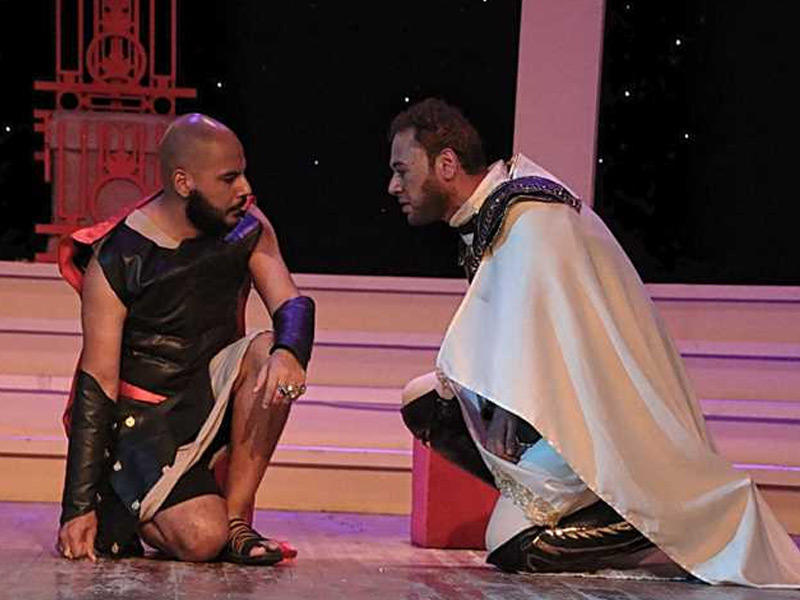 مشهد من المسرحية الشبابية «كاليغولا»