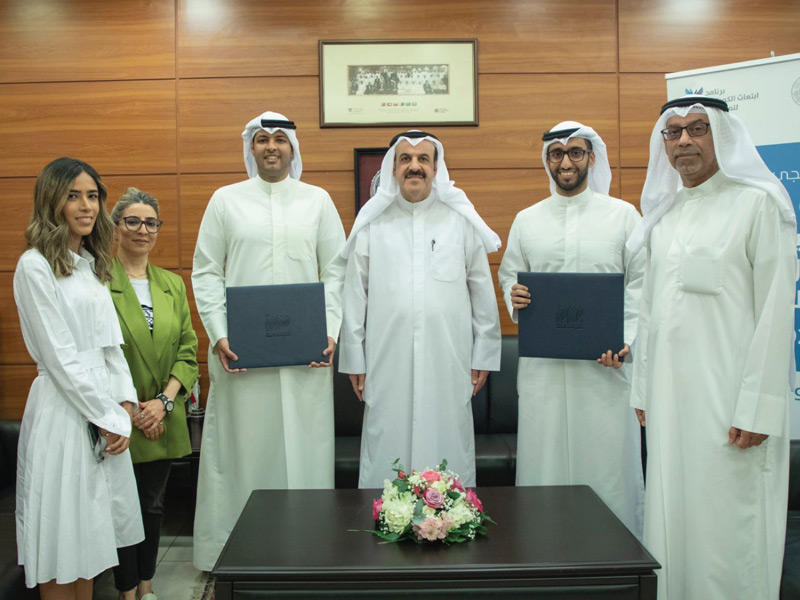  المدير العام لمعهد الدراسات المصرفية د. يعقوب الرفاعي مستقبلاً خريجي البرنامج