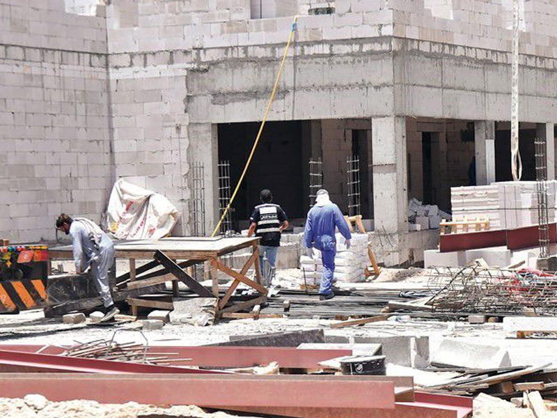 العمل خلال الظهيرة في أحد المواقع