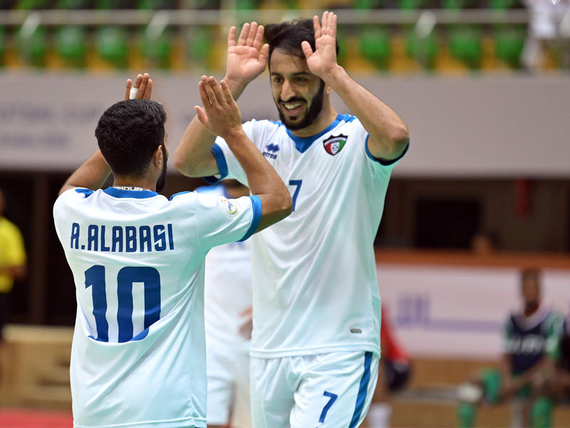 لاعبا أزرق الصالات يحتفلان بالفوز