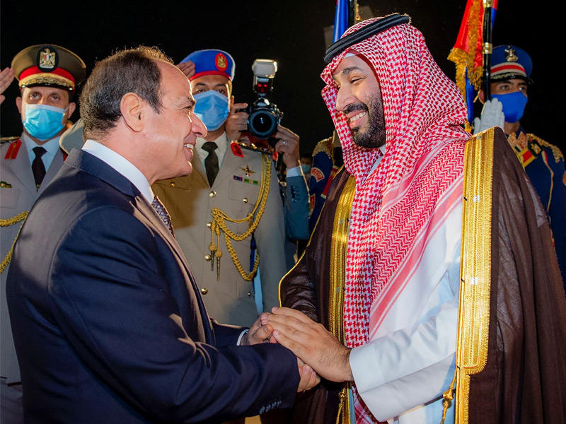 الرئيس المصري عبدالفتاح السيسي مستقبلاً ولي العهد السعودي الأمير محمد بن سلمان في القاهرة أمس