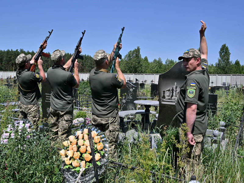 جنود أوكرانيون يطلقون الرصاص تكريماً لرفيقهم الذي قُتل في منطقة دونيتسك  (أ ف ب)