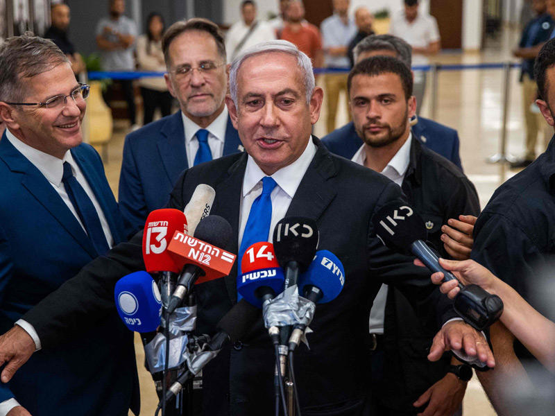 بنيامين نتنياهو متحدثاً إلى الصحافة في الكنيست أمس الأول (أ ف ب)