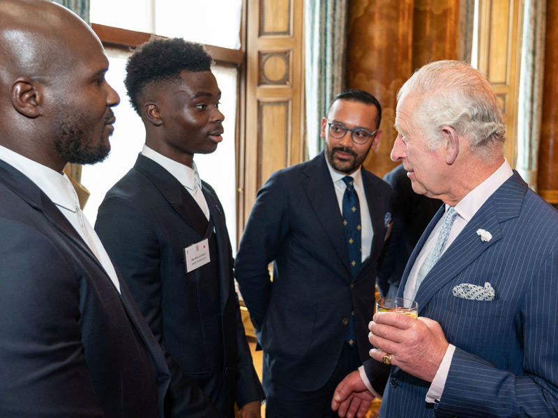 الأمير تشارلز يلتقي لاعب كرة القدم بوكايو ساكا خلال قمة الكومنولث
