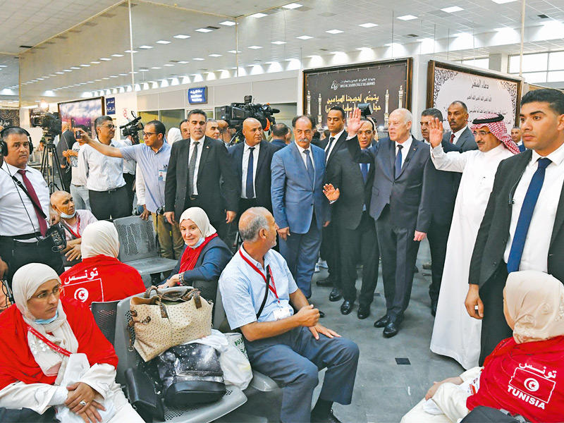 الرئيس التونسي قيس سعيّد يودّع الحجاج في مطار قرطاج اليوم (الرئاسة)