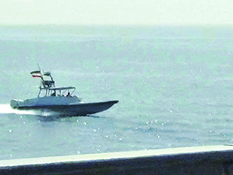صورة وزعتها البحرية الأميركية تظهر زورقاً إيرانياً سريعاً أثناء اقترابه من بارجة أميركية لدى قيامها بدورية اعتيادية قرب مضيق هرمز أمس الأول (أ ف ب)