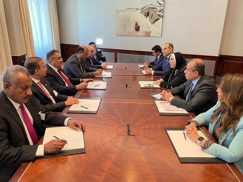 رئيس غرفة تجارة وصناعة الكويت  محمد الصقر خلال لقائه مع الوزيرة جامع بحضور السفير البدر وحنفي وجمال الدين