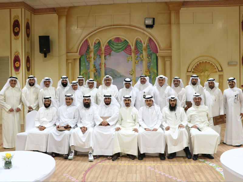 وكيل التعليم العام أسامة السلطان والمدير العام لمنطقة الأحمدي التعليمية، منصور الديحاني مع رؤساء لجان الاختبارات المكرمين