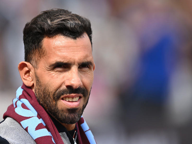  النجم الأرجنتيني الدولي السابق كارلوس تيفيز