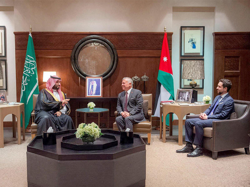 بن سلمان وعبدالله الثاني خلال مباحثات بحضور ولي العهد الأردني في عمان أمس الأول (رويترز)