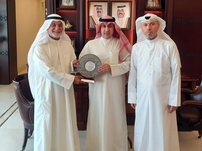 تسليم درع تذكارية لجمعية الشيخ عبدالله النوري الخيرية