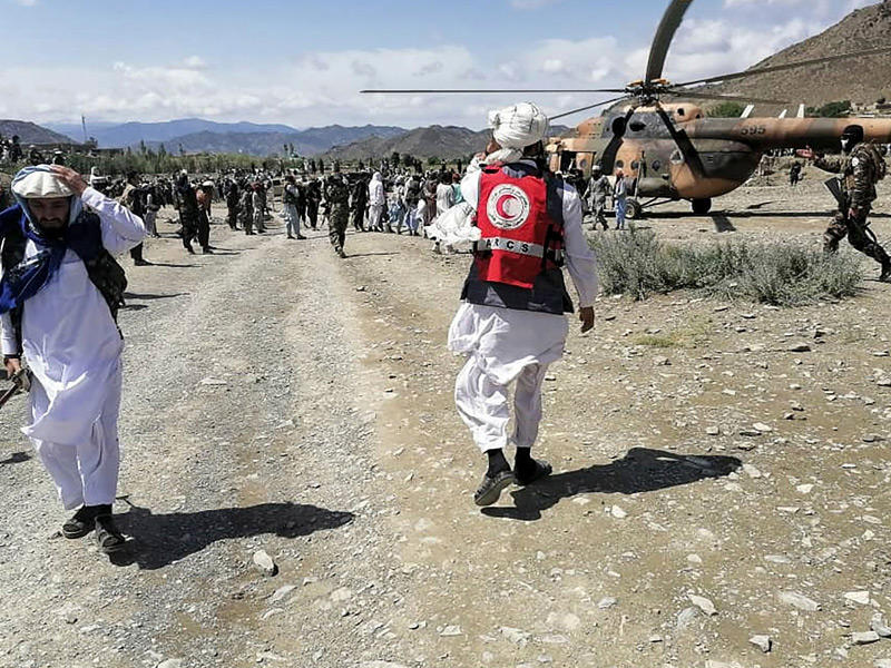 مروحية تصل إلى موقع منكوب في ولاية باكتيكا (أ ف ب)