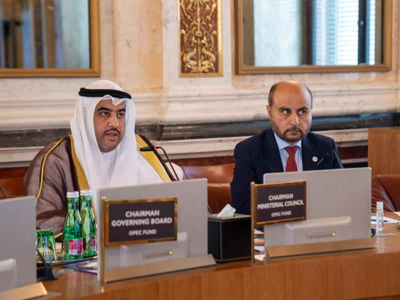  وزير المالية وزير الدولة للشؤون الاقتصادية والاستثمار عبدالوهاب الرشيد مترئساً الاجتماع