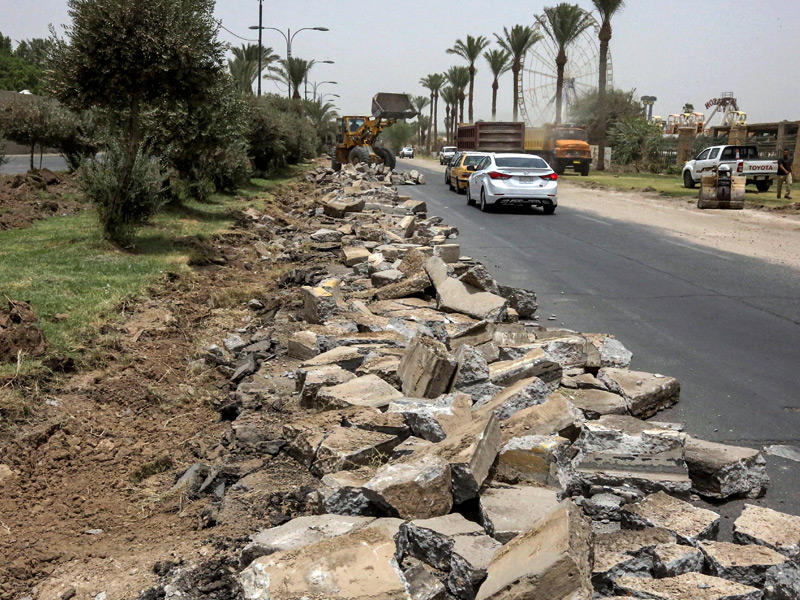 إزالة الحواجز الخرسانية حول المنطقة الخضراء شديدة التحصين في بغداد أمس (أ ف ب)