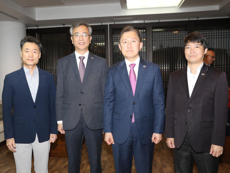 السفير الكوري وبعض مسؤولي السفارة