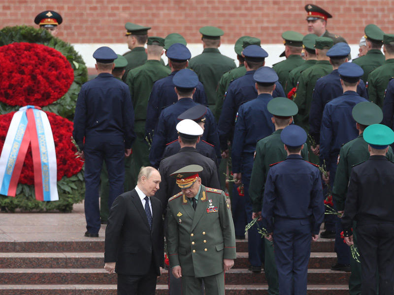 همس بين بوتين ووزير الدفاع شويغو أمام ضريح الجندي المجهول بموسكو أمس  (أ ف ب)