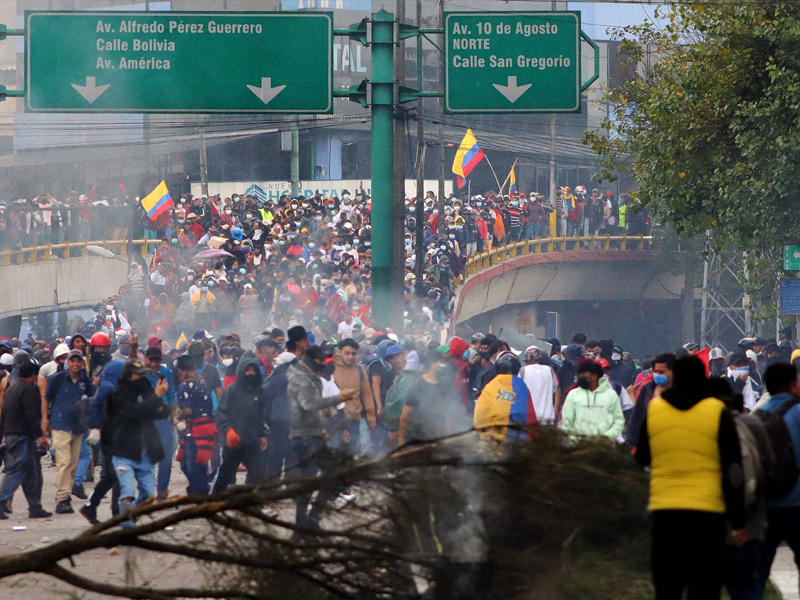 احتجاج ضد الحكومة بالقرب من بيت الثقافة الإكوادورية في كيتو 