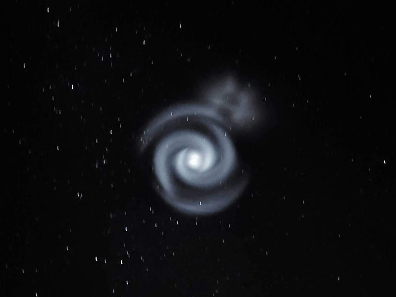 السماء تتزين بأضواء حلزونية