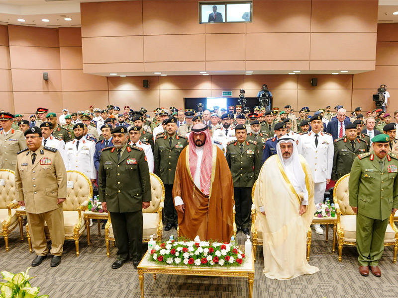  نائب رئيس مجلس الوزراء وزير الدفاع الشيخ طلال الخالد متوسطاً كبار القياديين خلال الحفل