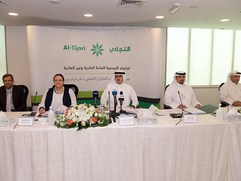 رئيس مجلس إدارة البنك التجاري الشيخ أحمد الدعيج مترئساً الجمعية العمومية  (تصوير ميلاد غالي)