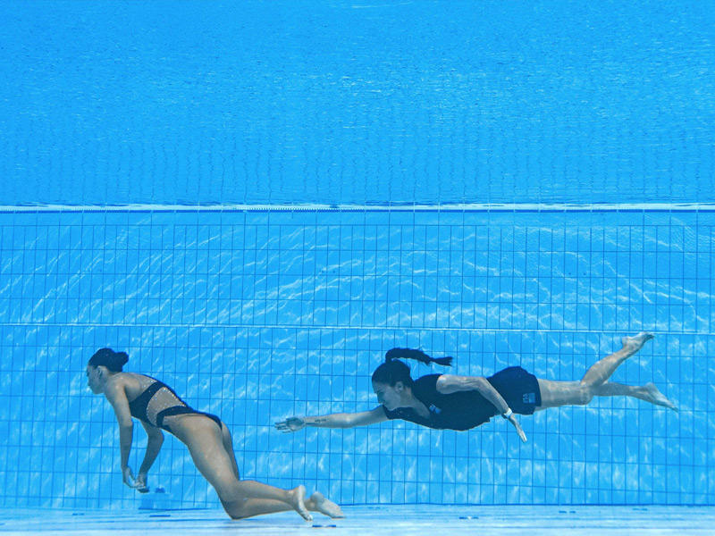 المدربة فوينتس أثناء إنقاذها للسباحة أنيتا ألفاريس