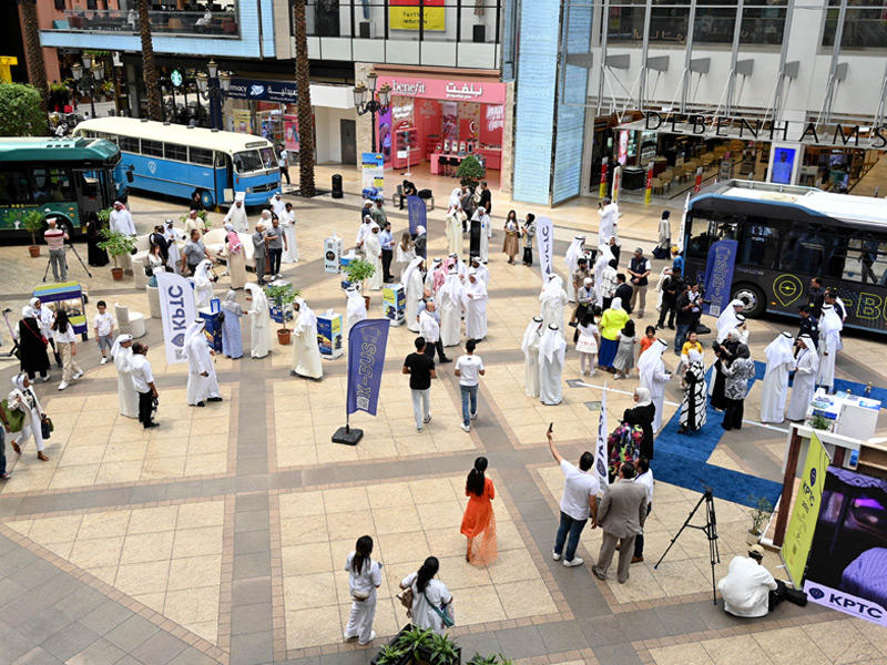 جانب من الاحتفال ونموذج للحافلات الجديدة