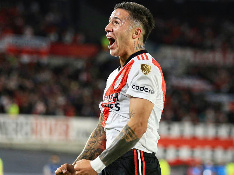 لاعب الوسط الأرجنتيني إنزو فرنانديز