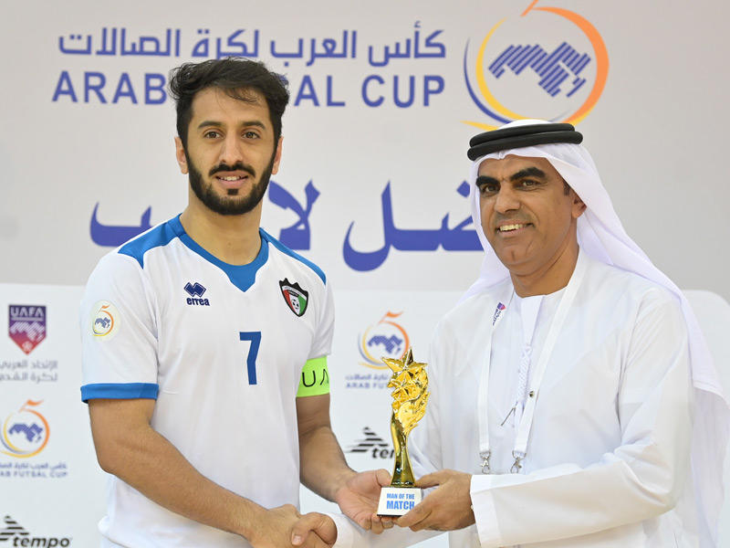  تكريم لاعب المنتخب الكويت عبدالرحمن الطويل