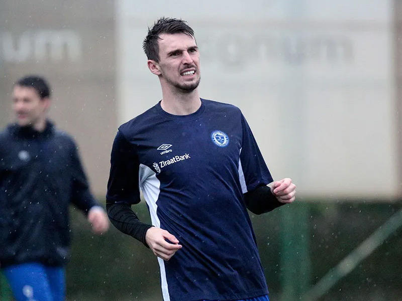 المدافع البوسني اينيس سيبوفيتش