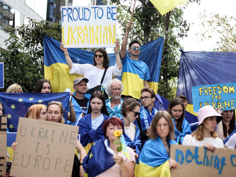 متظاهرون يرفعون الأعلام الأوكرانية خارج مقر الاتحاد الأوروبي في بروكسل أمس  (أ ف ب)