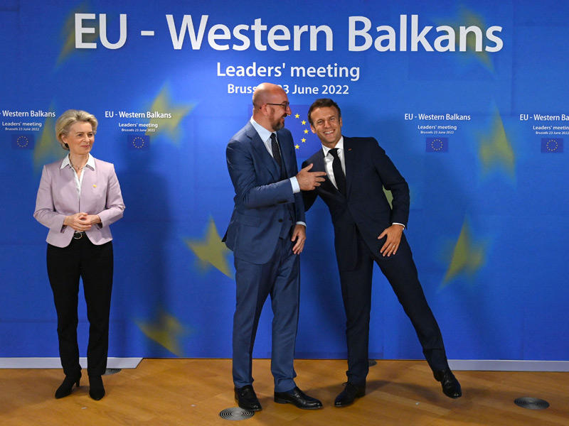 رئيسة المفوضية الأوروبية أورسولا فون دير لاين تنظر إلى رئيس المجلس الأوروبي شارل ميشيل مع الرئيس الفرنسي إيمانويل ماكرون قبل بدء اجتماع قادة الاتحاد الأوروبي وغرب البلقان في بروكسل اليوم    (أ ف ب)