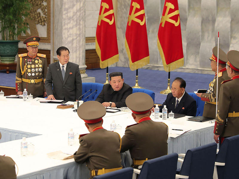 الزعيم الكوري الشمالي كيم جونغ أون يحضر اليوم الثاني من الاجتماع الموسع لللجنة العسكرية لحزب العمال الكوري