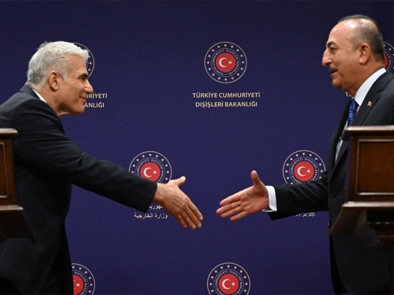 وزير الخارجية التركي مولود جاويش أوغلو ونظيره الإسرائيلي في أنقرة أمس (أ ف ب)