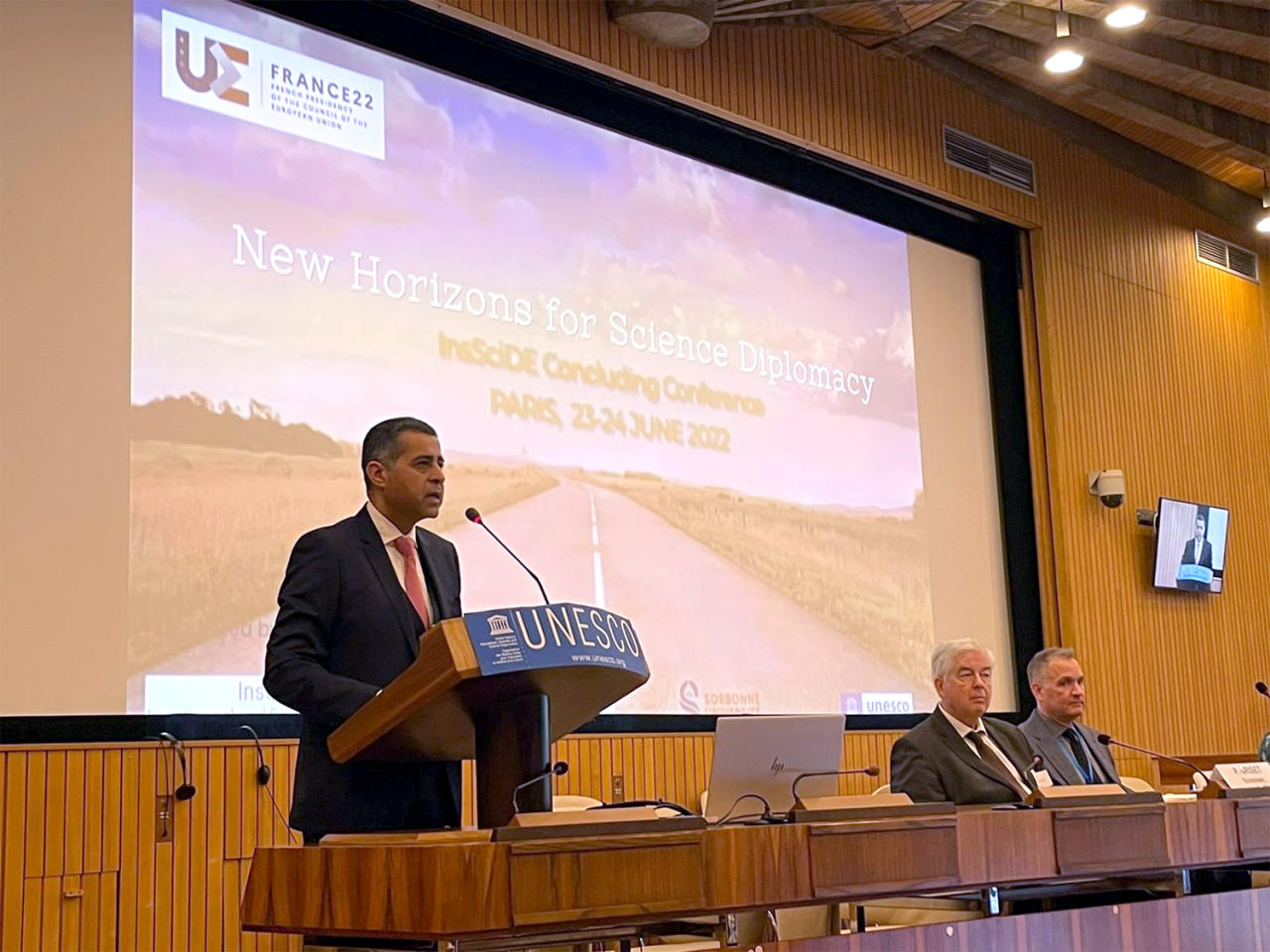  مندوب الكويت الدائم لدى «يونسكو» د.آدم الملا خلال مشاركته في المؤتمرn