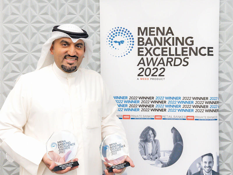 المدير العام لمجموعة الخدمات المصرفية الشخصية محمد العثمان متسلما جائزتيه