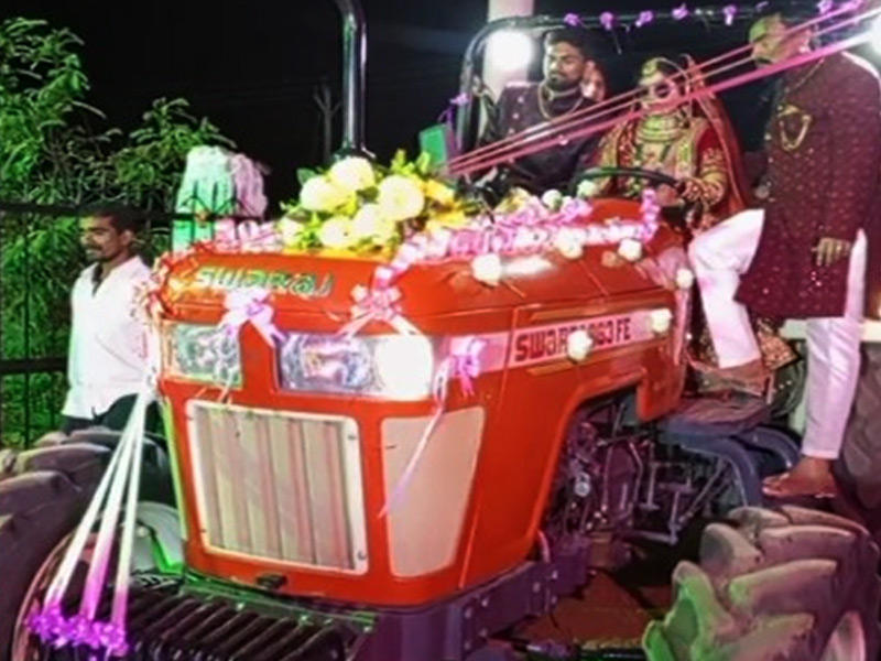 لقطة من الفيديو المتداول لزفاف أنكوش جيسوال وهو يركب جرافة في موكب زفافه