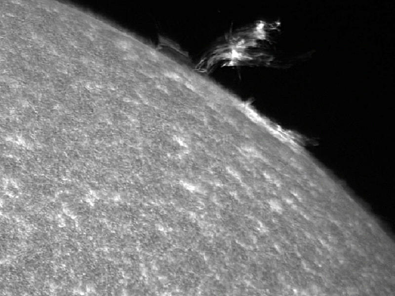 دوامة عملاقة من البلازما وهي تنطلق من الشمس