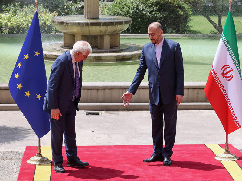 وزير الخارجية الإيراني حسين أمير عبداللهيان مستقبلا مسؤول السياسة الخارجية للاتحاد الأوروبي جوزيب بوريل خارج مقر «الخارجية» الإيرانية في طهران امس  (أ ف ب)