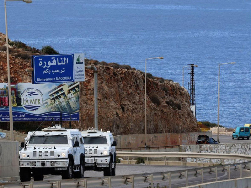 مركبتان تابعتان لقوات الأمم المتحدة لحفظ السلام (اليونيفيل) تقومان بدوريات على الطريق الساحلي المؤدي إلى الناقورة في جنوب لبنان (أ.ف.ب)