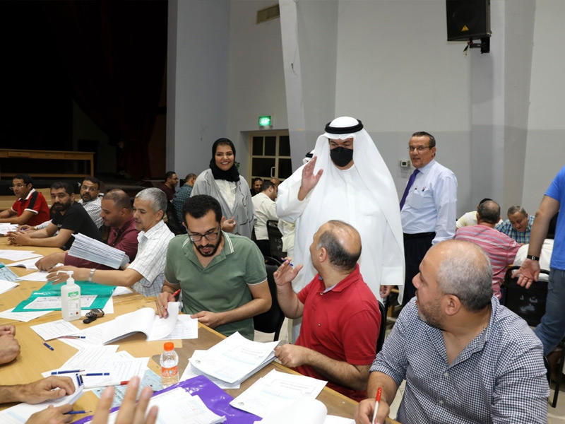 وزير التربية علي المضف خلال تفقده الكنترول... وتبدو منى الأنصاري