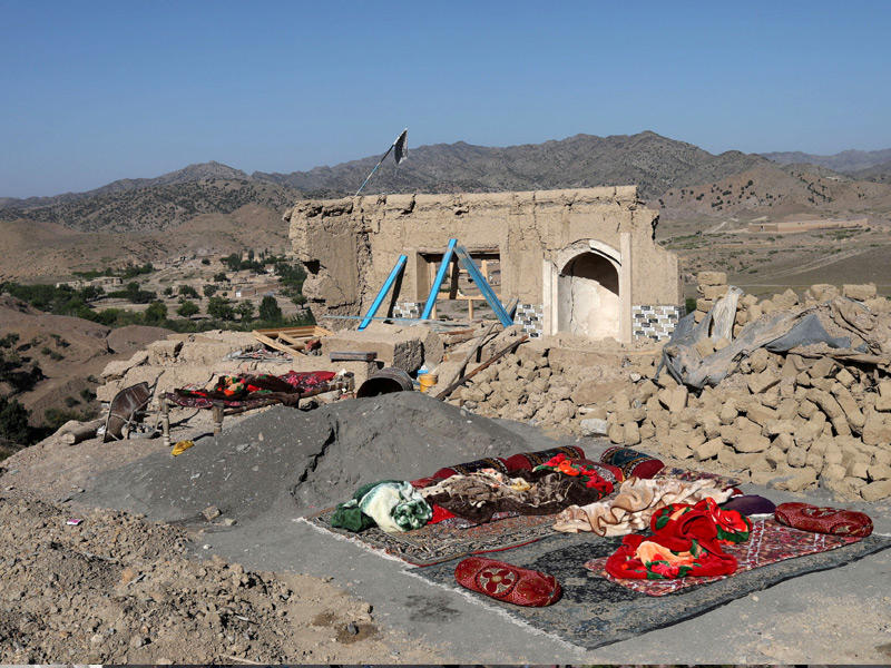 صورة تظهر مسجدا متضررا بعد الزلزال الأخير في قرية وور كالي بولاية باكتيكا 