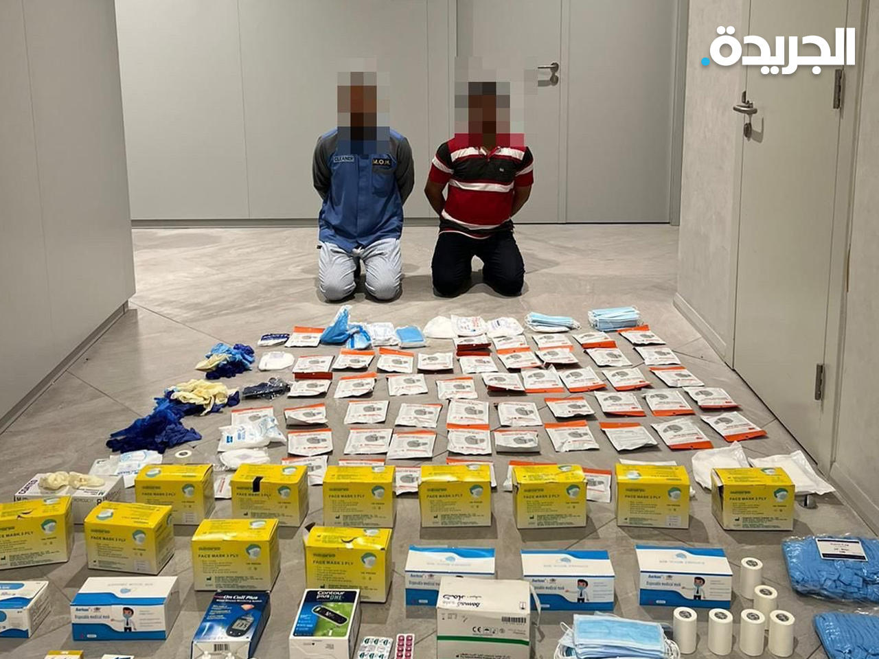 المتهمان مع المضبوطات